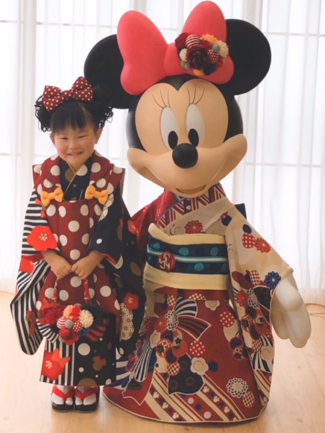 七五三 赤い着物のお子様とミニーマウス